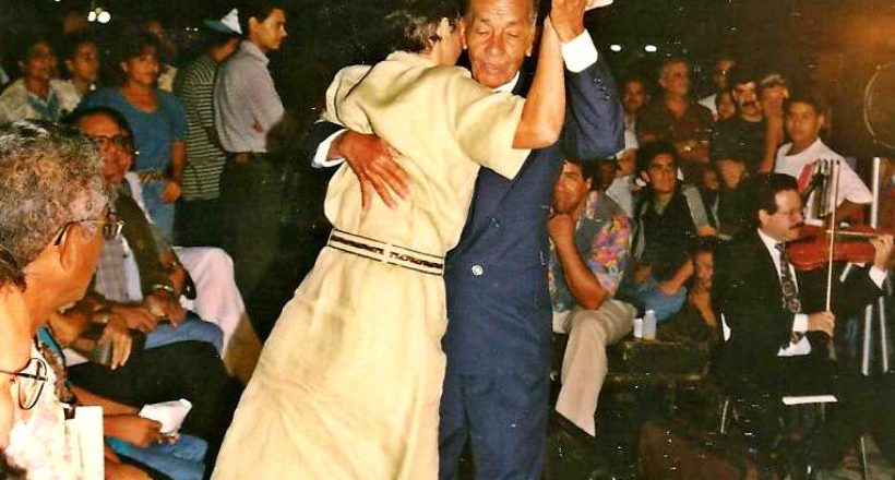 4 — Bailando con su hermana Negda en retreta de La Mavare en Cabudare. Año 1.999