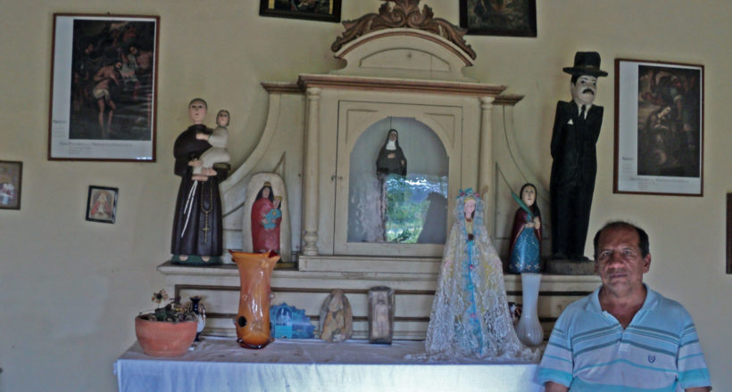 Elio Valera en el interior de la Capilla Nuestra Señora del Perpetuo Socorro junto a la imagen de la Virgen. Sabanas de Tarabana