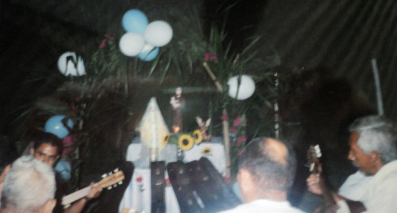 Justo Pino y el padre Matiú en el interior de la Capilla de las Mercedes en Tarabana año 2002