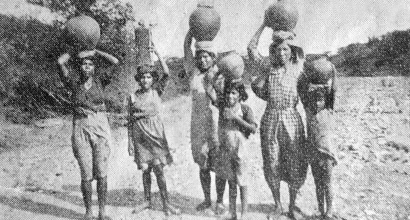 Pimpineras trayendo agua del río Turbio en 1930