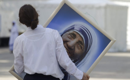 Teresa de Calcuta en una pintura AP Photo por Paul White