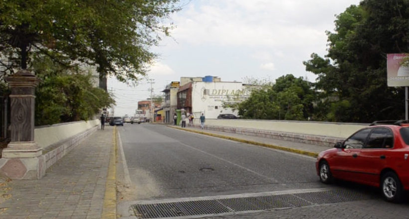 Ubicado en la carrera 17 entre calles 21 y 22 sobre el parque San Juan Bautista de La Salle es una de las obras publicas más antiguas de la ciudad