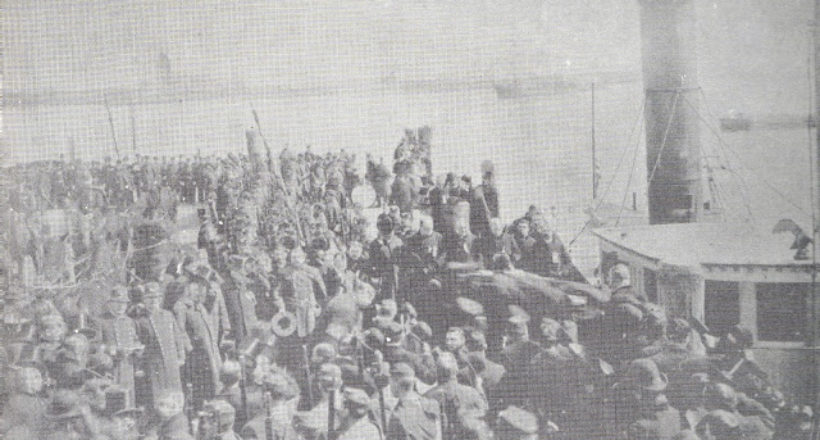 Embarque del feretro en el remolcador para ser conducido á bordo de la fragata-1888
