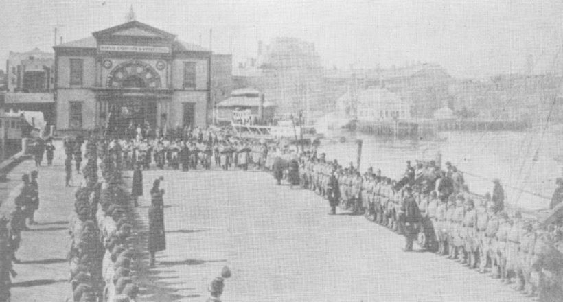 La Banda marcial y guardia de honor, esperando el féretro en el embarcadero de la calle26 este-1888