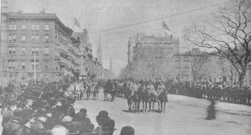 La procesión bajando por la plaza y parque Madison y 5ta avenida-1888